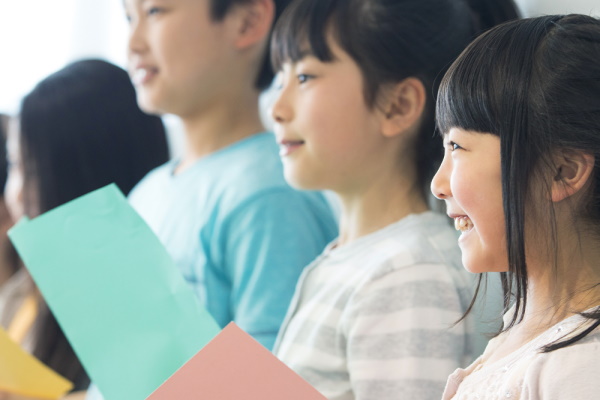 小児矯正用のマウスピースを持つ子ども