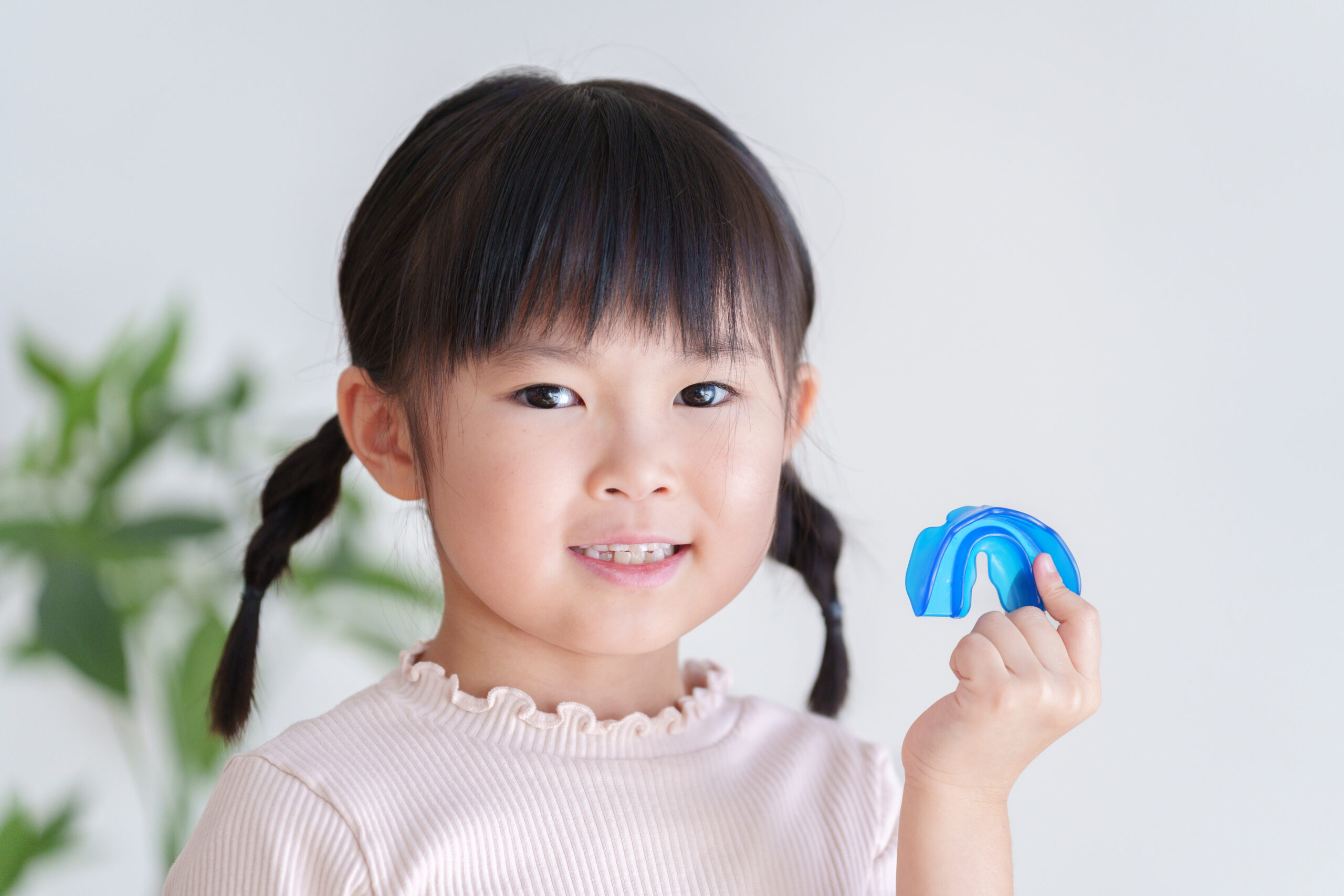 小児矯正用マウスピースを持つ乳歯列期の子ども
